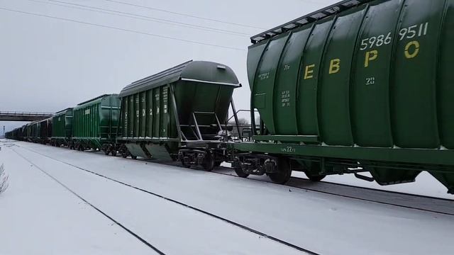 Тепловоз GE C36-7i-1510 с грузовым поездом отправляется со станции Нарва смотреть онлайн