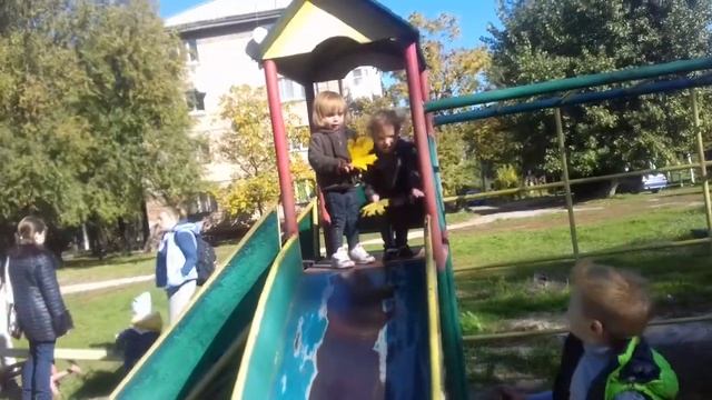 14.10.18 СоФия и Мия катаються с горки смотреть онлайн