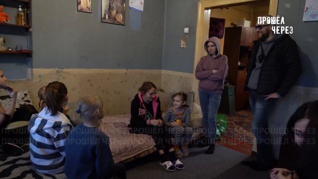 ОДНА МАМОЧКА ВОСПИТЫВАЕТ СЕМЬ ДЕВОЧЕК. ТРЁХ ВЗЯЛА ПОД ОПЕКУ. смотреть онлайн