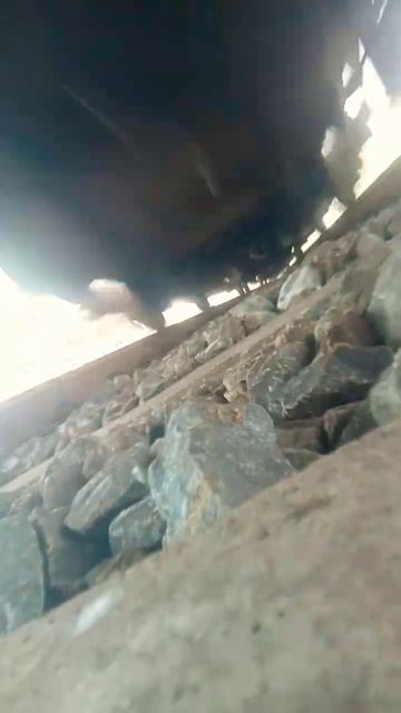 ट्रेन की नीचे कैमरा🔥😳||Camera under the train #shorts#train#viral смотреть онлайн