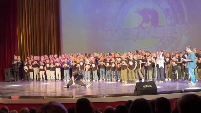 тренер на концерте брейк-дансит смотреть онлайн