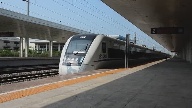 Китай. Станция Линьшуй, отправление поезда смотреть онлайн