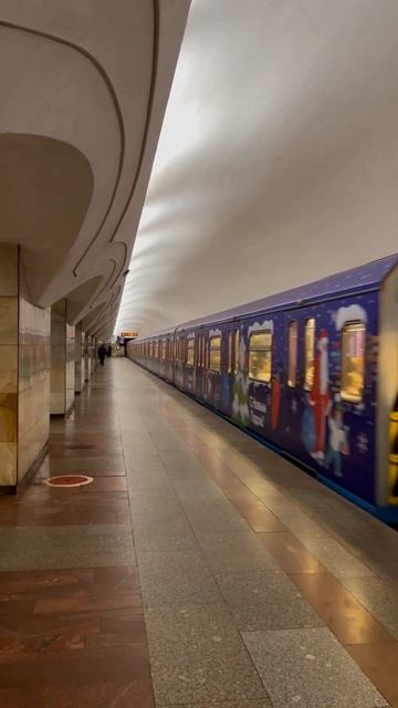 Новогодняя «Ока» на станции Шоссе Энтузиастов КалЛ #shortsclip #metro #youtube #транспорт #москва смотреть онлайн