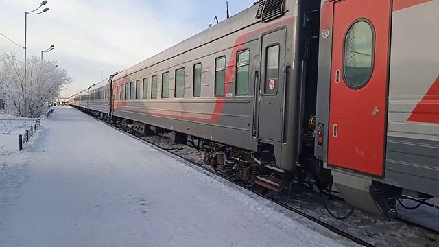 ТЭП70-0521 с фирменным поездом "Ямал" отправляется со станции Новый Уренгой смотреть онлайн