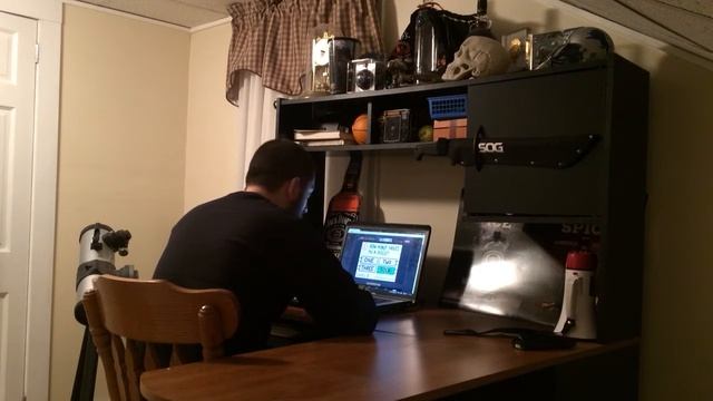 Hidden Camera Catches Guy Rage Smashing Laptop With Machete смотреть онлайн