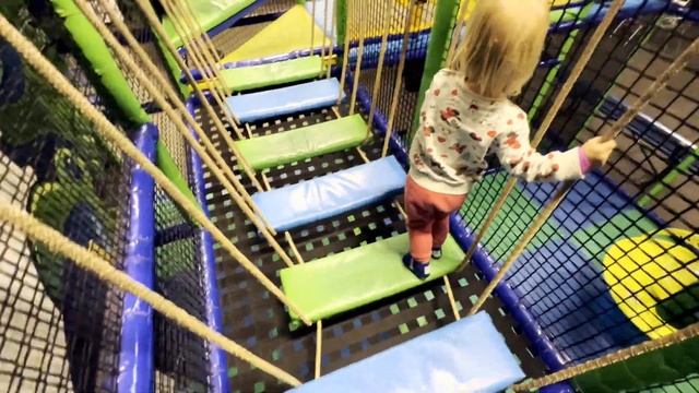 Indoor Playground. Mira at Rebounderz - Jumping on trampolines! смотреть онлайн