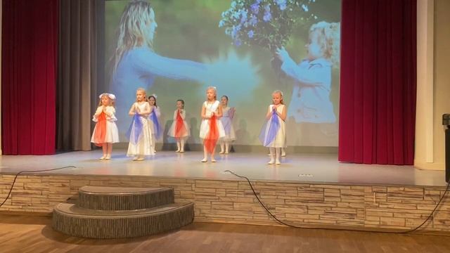 "Мамочка моя" Муз. Н.Май. Слова Кирилловой Л.В. 
Танец на 8 марта, День матери