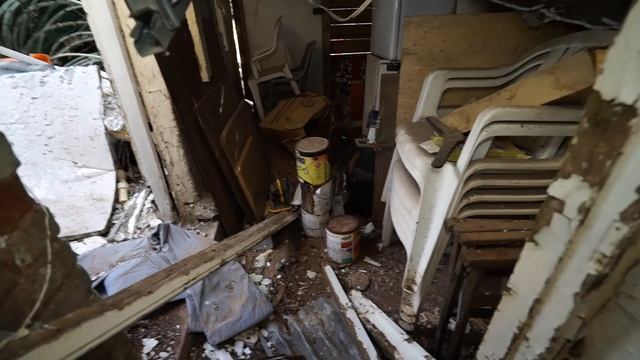 Abandoned- Creepy pigeon Villa full of old stuff and run down. Plus another old condemned Villa смотреть онлайн