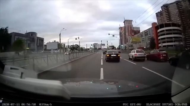 Пешеходы чудом не попали под колеса в Петербурге... смотреть онлайн