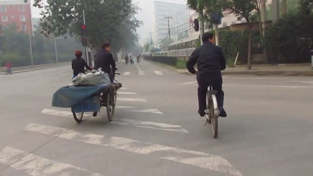 По дорогам Пекина на электроскутере смотреть онлайн