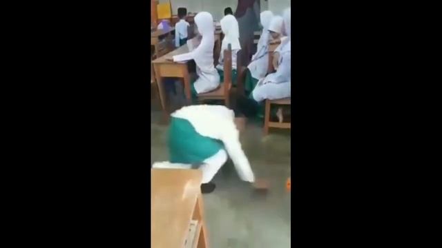 USTAZAH disuruh merangkak di dalam kelas... смотреть онлайн