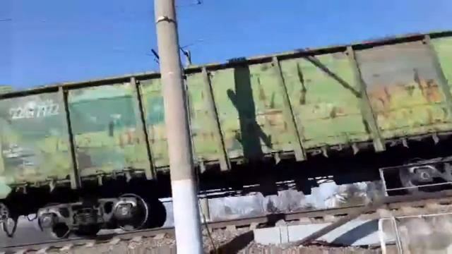 Быстрый сборный. Система 2ЭС5К-158/162 "Ермаки" со сборным поездом несётся на приличной скорости смотреть онлайн