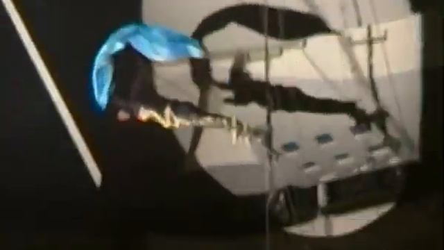 воздушный гимнаст, крутящийся на ногах, держит в руках голубую ткань! смотреть онлайн