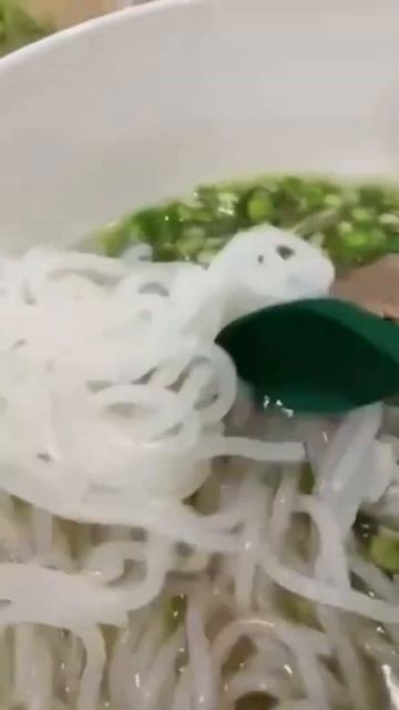 RICE NOODLES AT PORK WITH VEGES | PHO BO | NAKAKA PAWIS NA NOODLES #Shorts смотреть онлайн