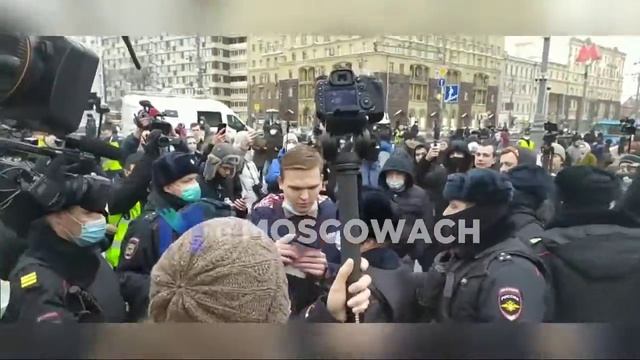 На Пушкинской задержали человека за то, что он спорил с полицией. смотреть онлайн