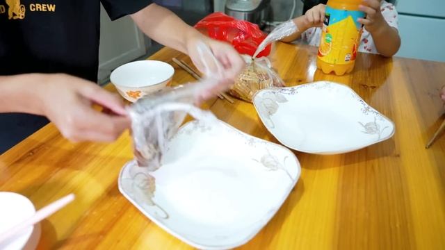 媳婦不在家，廚藝不行，帶孩子上街改善伙食 | Wife is not at home! Take the kids to buy some delicious food смотреть онлайн