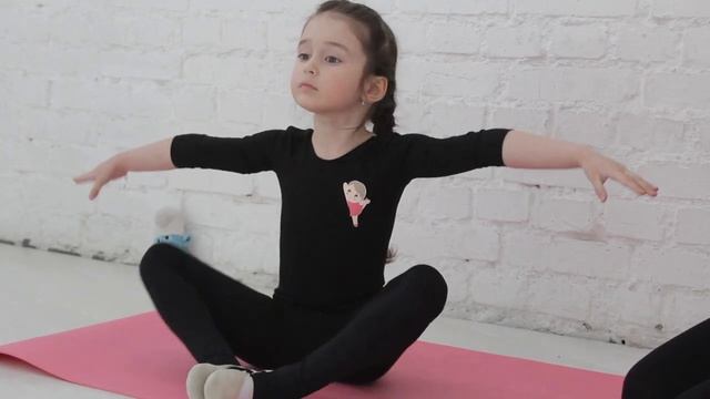 Упражнение бабочка. Художественная гимнастика для детей. Занятие дома онлайн смотреть онлайн