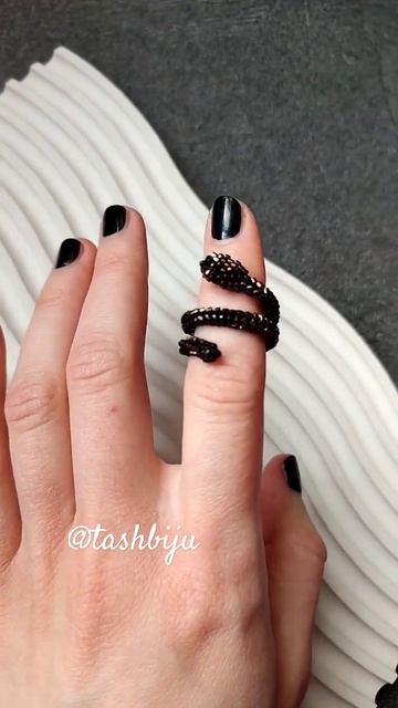 Колечко-змея #beading #beadsjewellery #embroidery #jewelry #кольцоизбисера смотреть онлайн