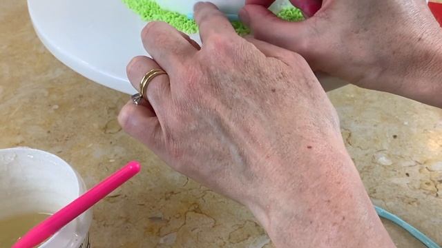 Sweet Giraffe with a Birthday Cake- A Cake Decorating Tutorial смотреть онлайн