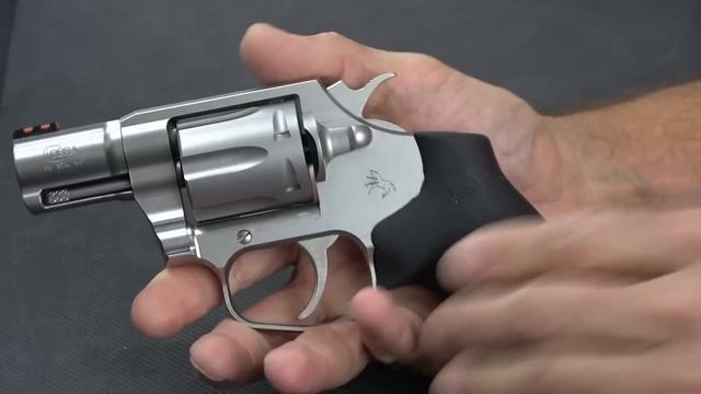 Comparing the Colt Cobra, Ruger SP101 and S&W 642 смотреть онлайн