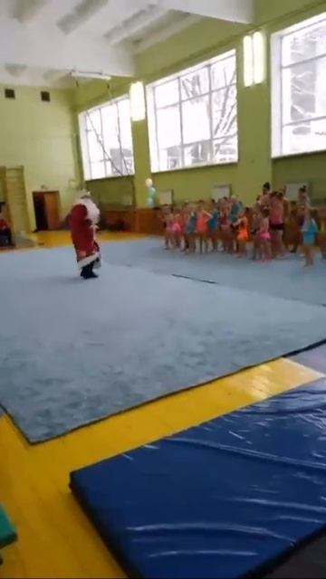 Дед Мороз танцует хип-хоп 😂 смотреть онлайн