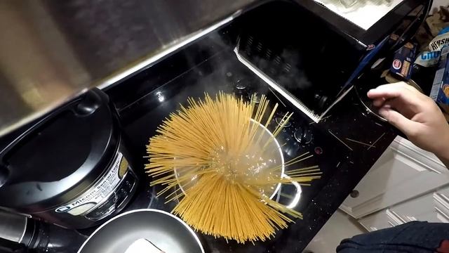 John Lloyd cooking Carbonara - Daily Vlog 19 смотреть онлайн
