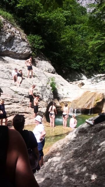 Купание в ванне молодости на речке Аузун Узень, Большой Каньон Крыма смотреть онлайн