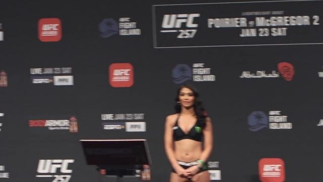 Dan Hooker vs. Michael Chandler Final Face Off | UFC 257 Ceremonial Weigh-Ins смотреть онлайн