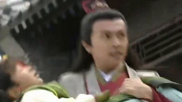 惡霸欺負老人小孩，殊不知對方有少俠撐腰，一腳將他踢飛 смотреть онлайн