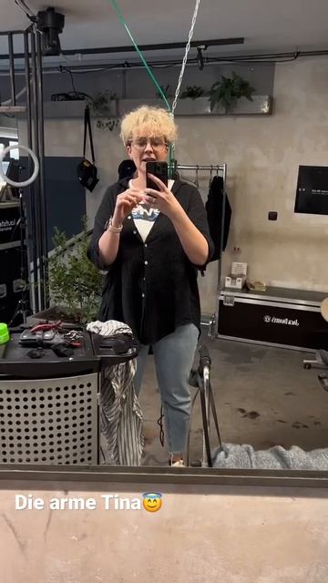 Die arme Tina 😇 #haircut #hairstyle #haircolor #hair #camera #behindthescene смотреть онлайн