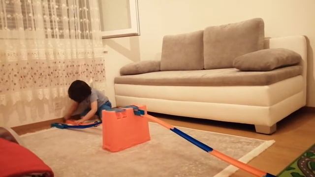 Kayra Hot Wheels Yolunda Arabalarını Yarıştırıyor.