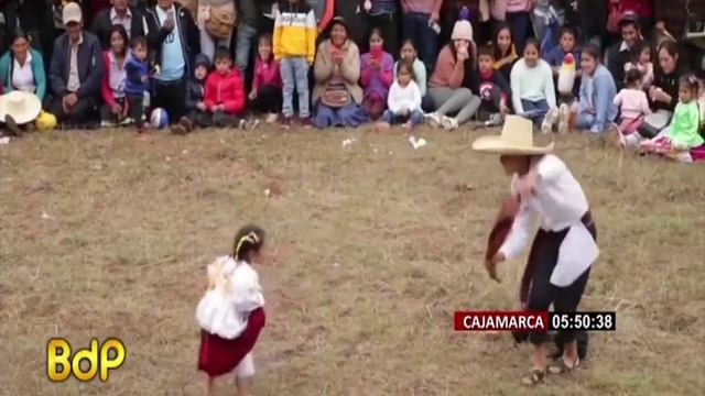 Cajamarca: niña de 3 años sorprende con baile de huayno смотреть онлайн