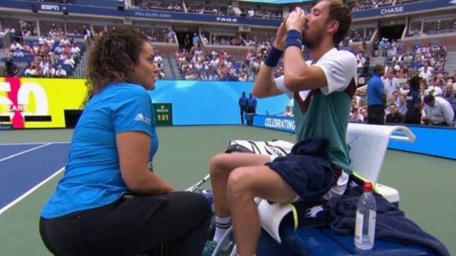 Daniil Medvedev strips off on court after calling doctor on hottest day at US Open смотреть онлайн