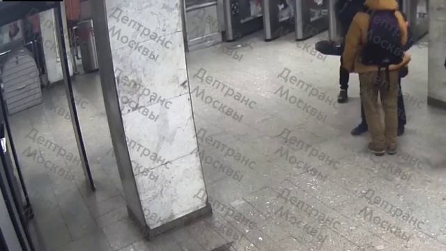 Пассажир нагло повел себя в зоне транспортной безопасности. смотреть онлайн