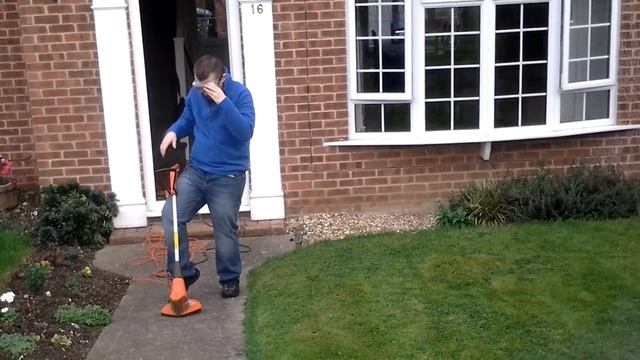 Gardening time: Final grass cut of the year Strimming with a Flymo Multi Trim 31/10/2017 смотреть онлайн