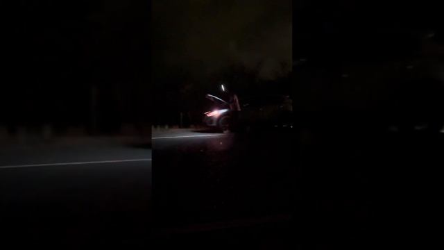 Jovenes se varan en medio de carretera abandonada смотреть онлайн