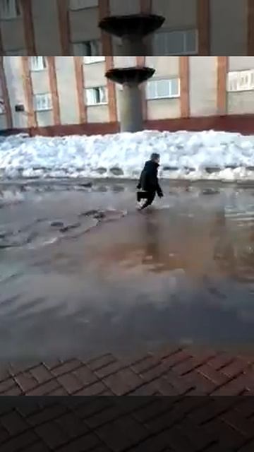 поцан бегает по луже в обычных ботинках смотреть онлайн