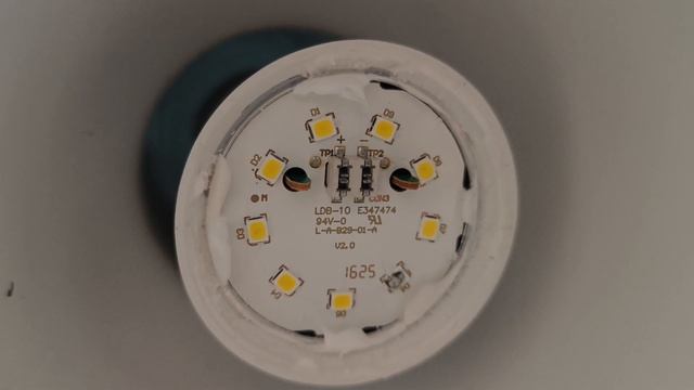 Как ПОЧИНИТЬ неработающую светодиодную лампу? Необычный ремонт LED лампочек своими руками! смотреть онлайн