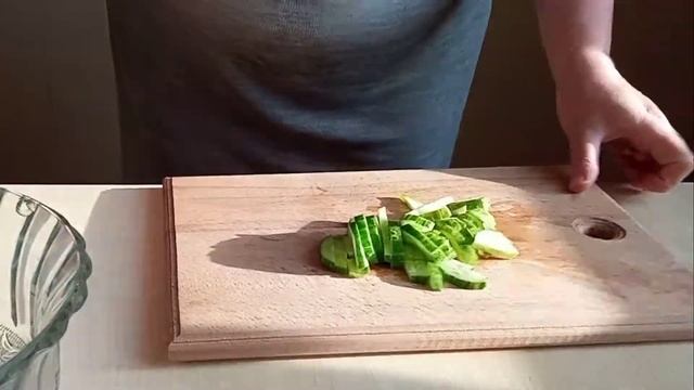 Весняний салат з сиром. Багато зелені. смотреть онлайн