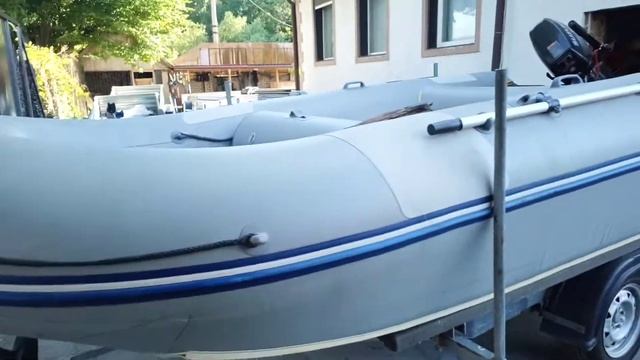 Роликовая система на ложементы и лёгкий спуск лодки с мотором прямо на асфальт. смотреть онлайн