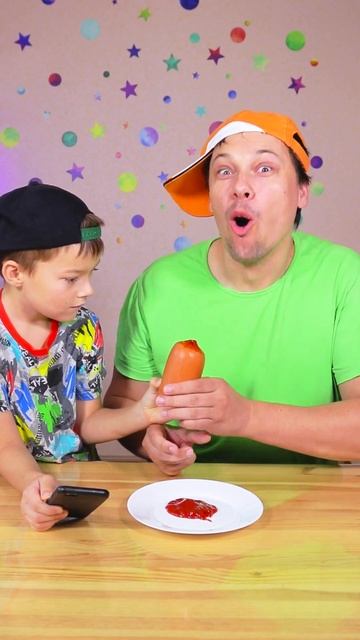 OMG! Valera teaches Dad to eat sausage! #shorts смотреть онлайн