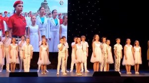 Полем, вдоль берега крутого.