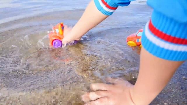 Видео с игрушками - Играем в машинки на пляже - Песочница смотреть онлайн
