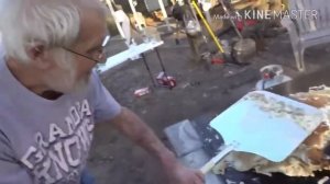 Злой дед готовит огромные блины