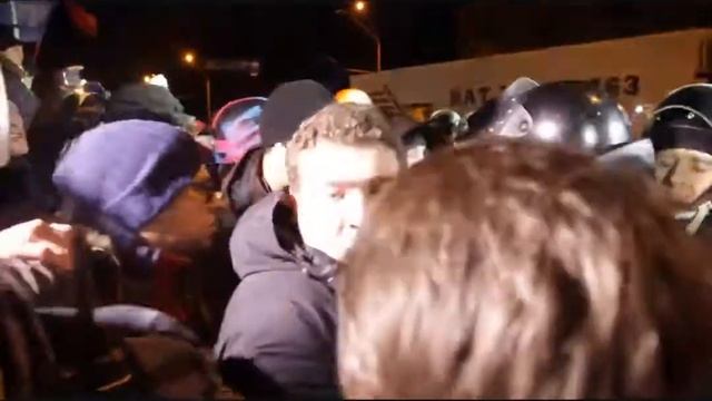 Беркут снимает маски перед людми у Святощинского РОВД смотреть онлайн