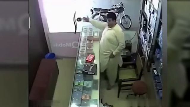 Most Smartest Thieves of India Caught on Camera 6 || Smartest Women Thieves Of India || Zoya Speaks смотреть онлайн
