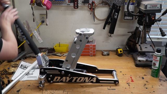 New HARBOR FREIGHT 1.5 ton Daytona RACING JACK - only 36lbs!! Is it strong enough? смотреть онлайн