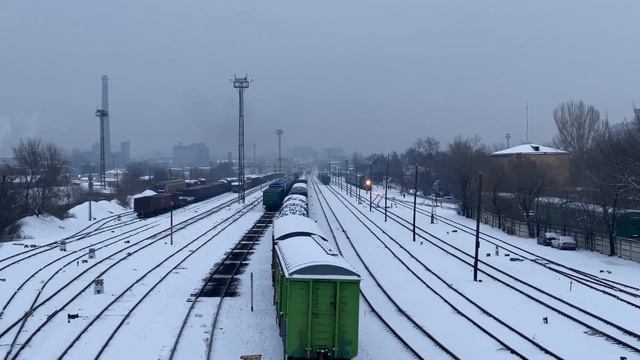 Diesel locomotive 2TE10V-4002 with the passenger commuter train "Bishkek - Kaindy". смотреть онлайн