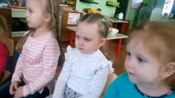 Маша засыпает в садике