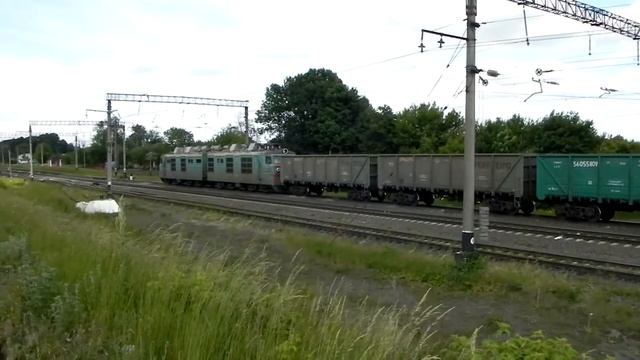 Гружоный ВЛ-80 поднимается по склону смотреть онлайн